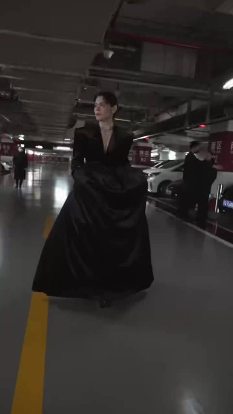 向佐穿黑色裙装踩恨天高颠覆穿搭认知