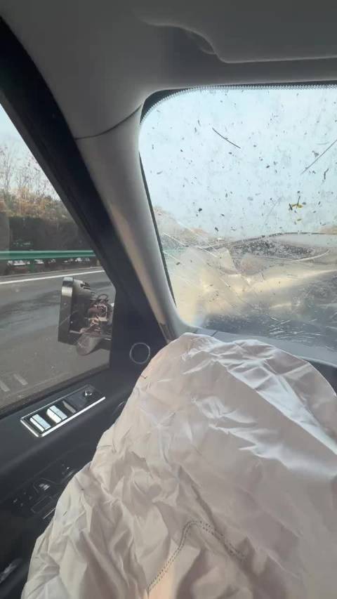 路虎是真大哥，发生事故把对方小面包，这是直接撞成.zip了……希望人没事