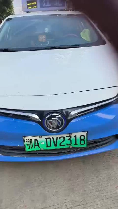 武汉出租车司机拾金不昧送还乘客失物