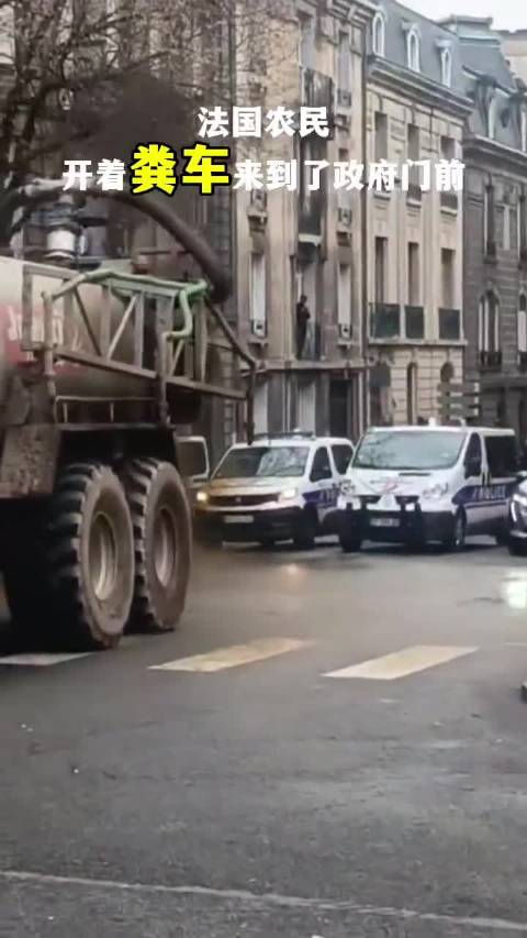 法国农民开拖拉机粪洗政府办公楼抗议扑杀牛