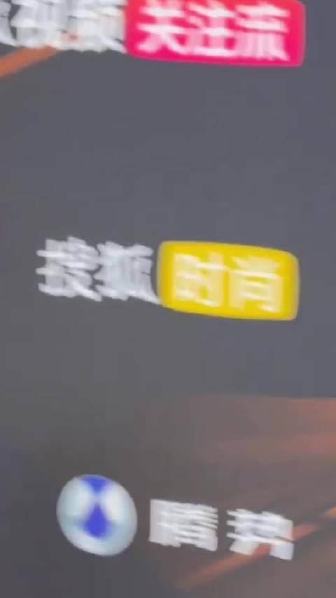 徐璐搜狐盛典回应拍戏问题，蕾丝刺绣礼服显优雅