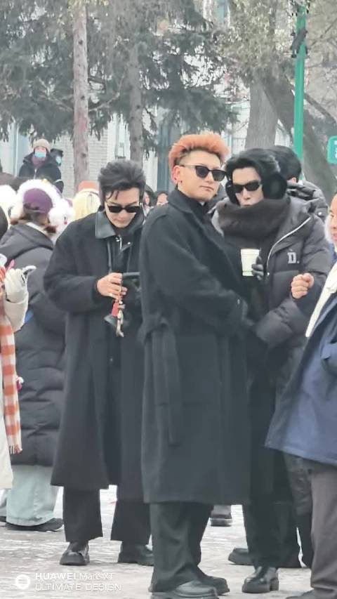黄晓明黑风衣墨镜亮相哈尔滨，寒冬尽显霸总范儿