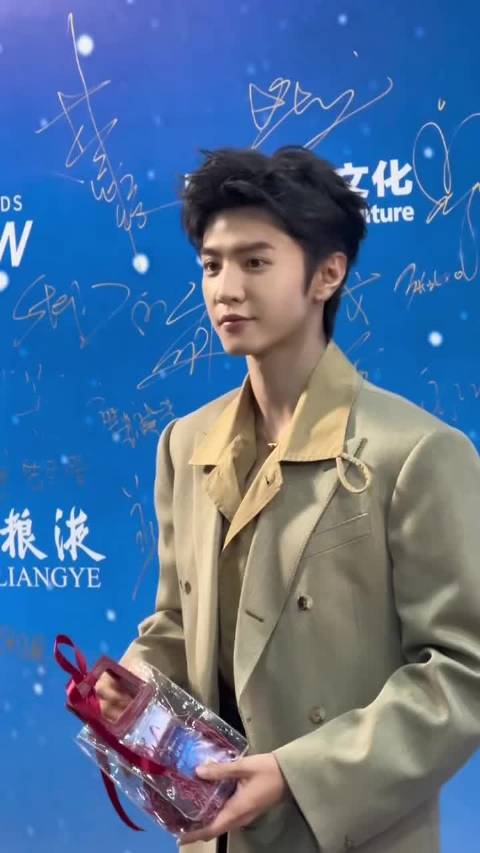 陈哲远现身长腿引热议