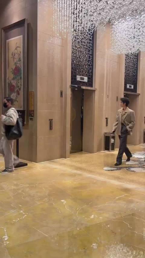 陈哲远长腿抢镜，展现独特时尚魅力