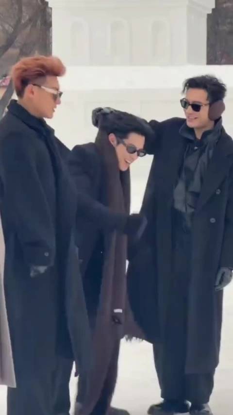 黄晓明王鹤棣合拍拎帽小人挑战