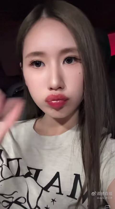 小叶子直播回应粉丝提问，互动环节引热议