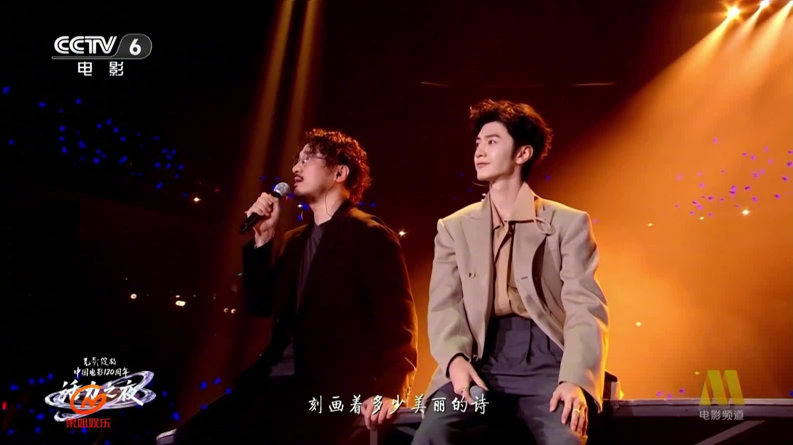 王传君陈哲远活力之夜合唱歌曲《光阴的故事》 帅又会唱！笑起来太好看！