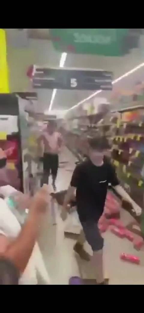 澳大利亚禁16岁以下用社交媒体引发墨尔本青少年骚乱