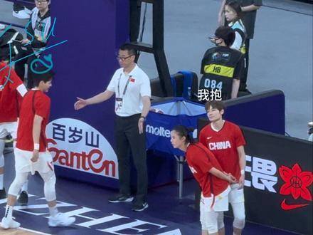 她们的双后卫组合萌翻全场