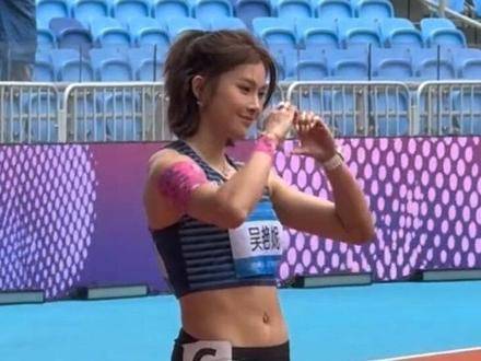 吴艳妮以12秒98的惊人成绩强势挺进晚间决赛，速度与风采并存！