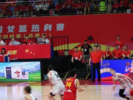 女篮场上默契十足的配合，观感实在太舒服了 杨舒予