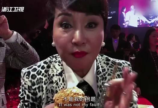 谢霆锋对待美食太认真 妈妈吃泡芙被说