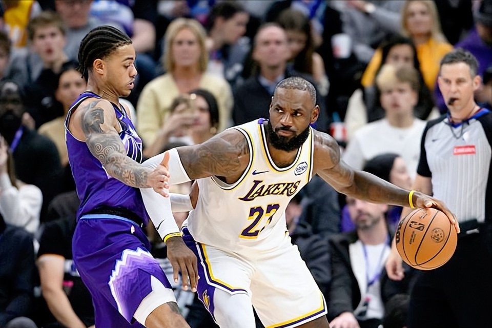 湖人战爵士前瞻：小里艾顿缺阵！球迷最盼1件事：雷迪克别瞎轮换