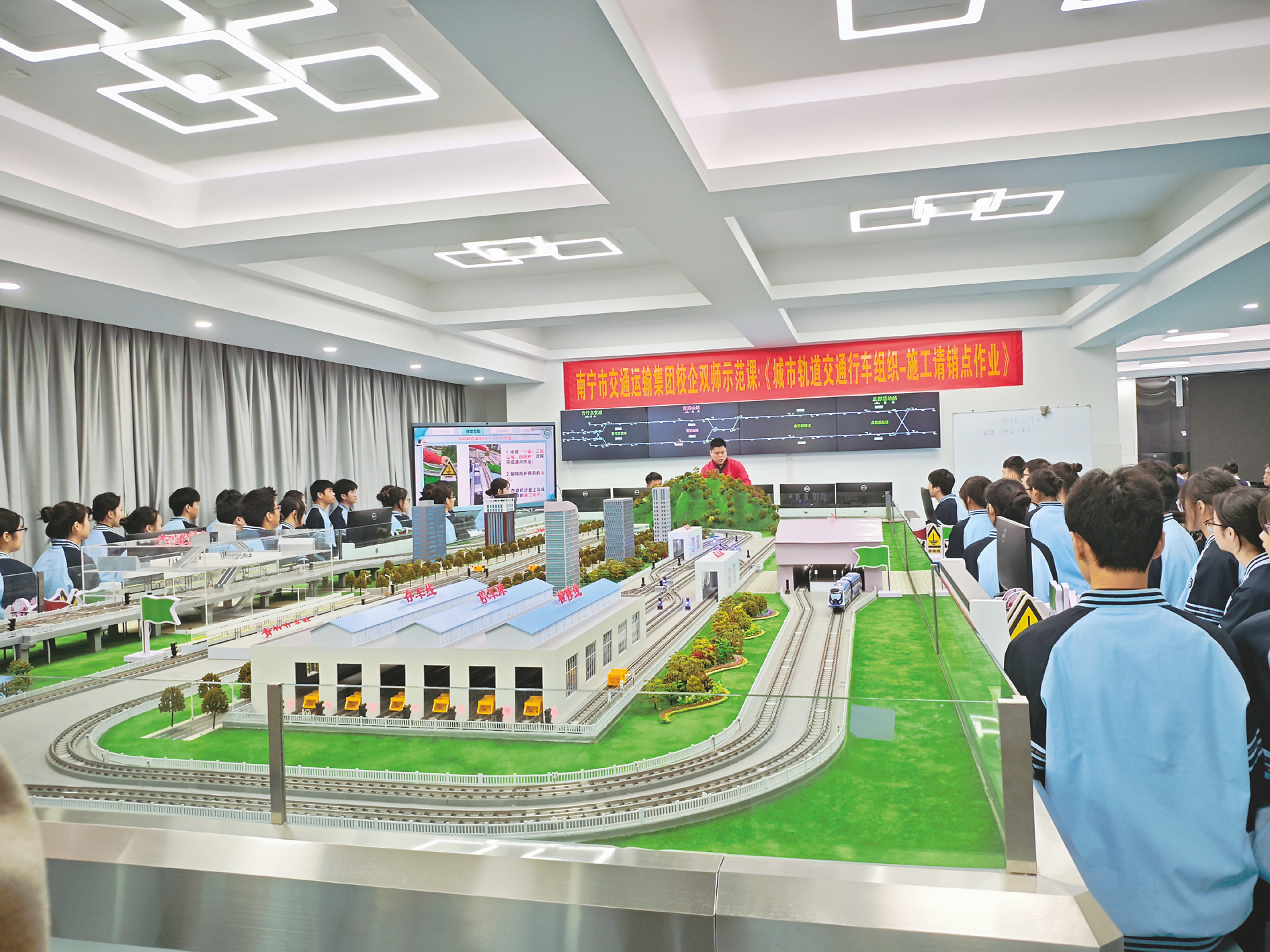     集团校企双师示范课上，学校教师与企业导师联合授课。    （唐心雨 摄）