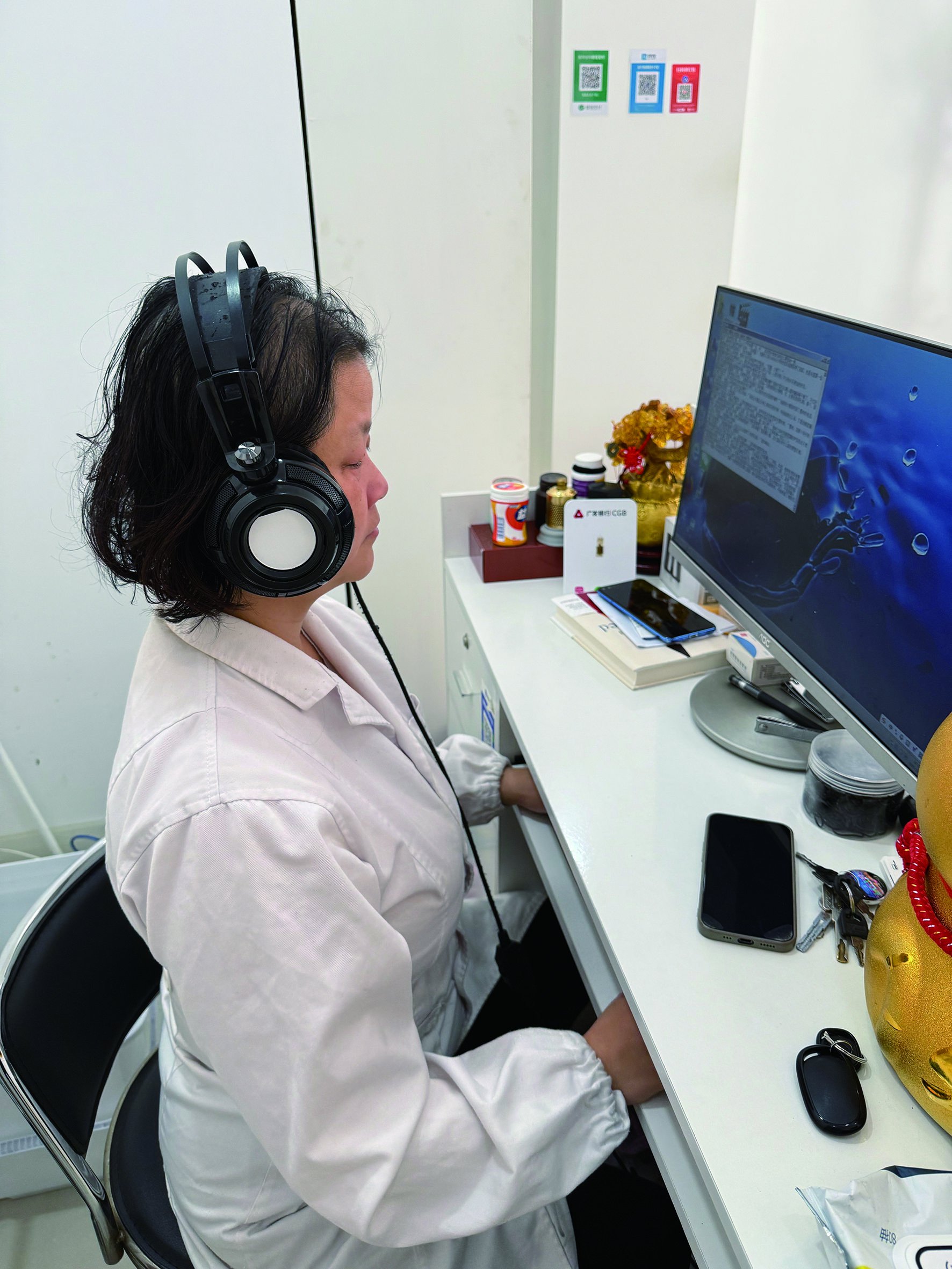 指尖有光 盲人按摩师疏尚“盲打”出网红广播剧