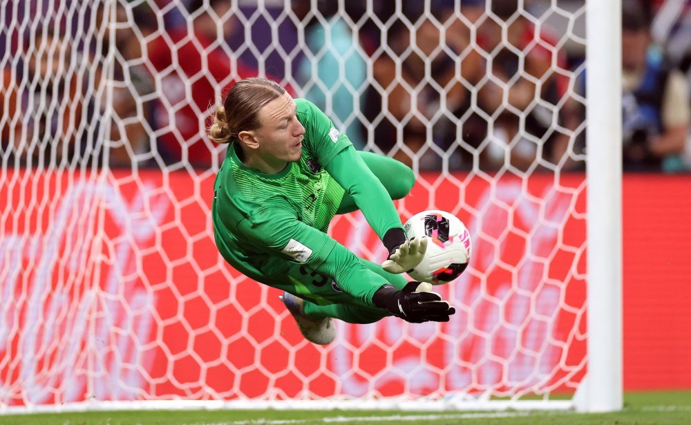 洲际杯连扑4点球！26岁巴黎替补门将1战封神，夺冠后被队友高举致敬