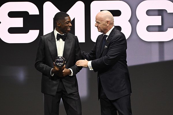 包揽世界足球先生和金球奖，登贝莱是当之无愧的2025年足坛第一人