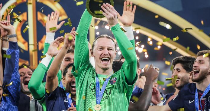 4次扑点 6冠加身！俄罗斯门将封神之作：巴黎全队致敬英雄