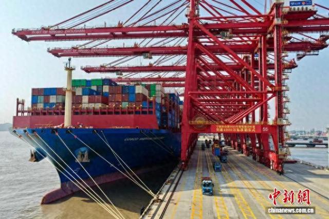 12月2日，宁波舟山港年集装箱吞吐量首次突破4000万标准箱。浙江省海港集团 供图