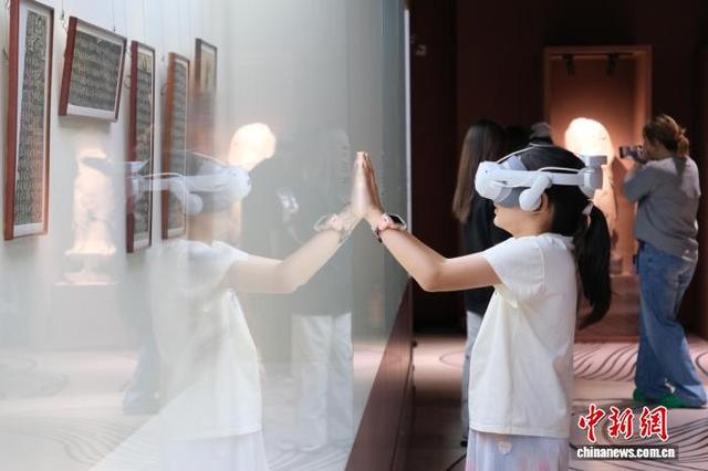 7月8日，参观者佩戴可穿戴式VR设备观展。曹丹 摄