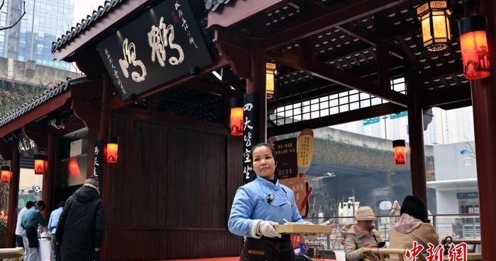 成都一家百年茶馆繁华商圈开“分店”吸引新老茶客