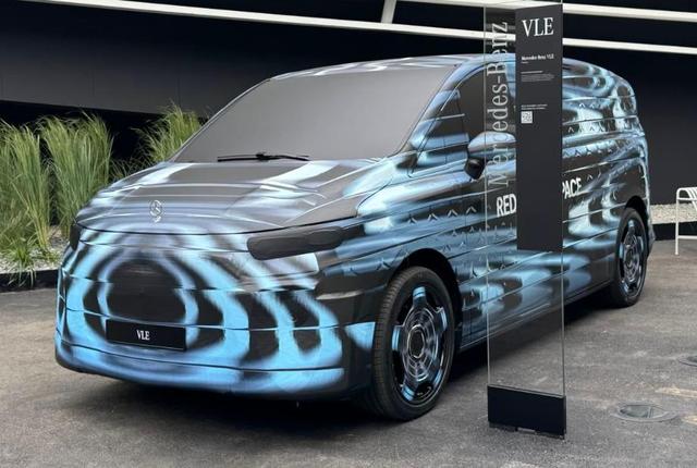 奔驰MPV月销几百台困局 纯电VLE.EA携后轮转向能否破局？