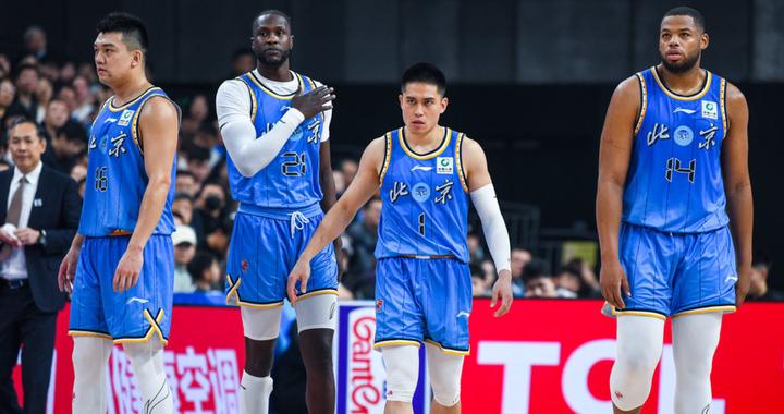 大V解析杨鸣连吃两T：裁判吹的没任何问题！吴乃群赛后表示不理解