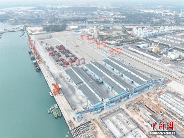 图为航拍铁山港南7号至南10号泊位。北港融媒体中心供图