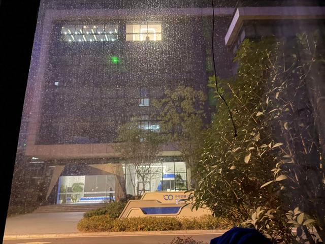 公司楼上仍亮着灯 澎湃新闻 祝文博 摄