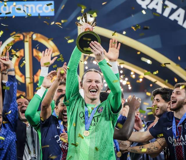 4次扑点 6冠加身！俄罗斯门将封神之战：巴黎全队致敬英雄