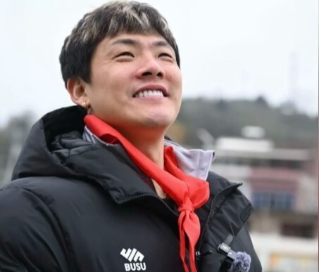 王大雷现身贵阳做公益，走进校园播撒热爱足球的种子