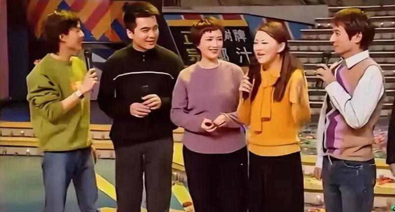 37岁何晴产后照曝光：120斤配“大妈装”，却把同框的李湘衬成了小丫鬟