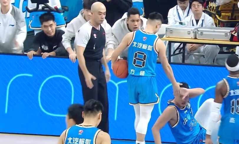CBA京辽大战变“闹剧”，裁判出现业余失误，请不要过度责骂杨鸣！