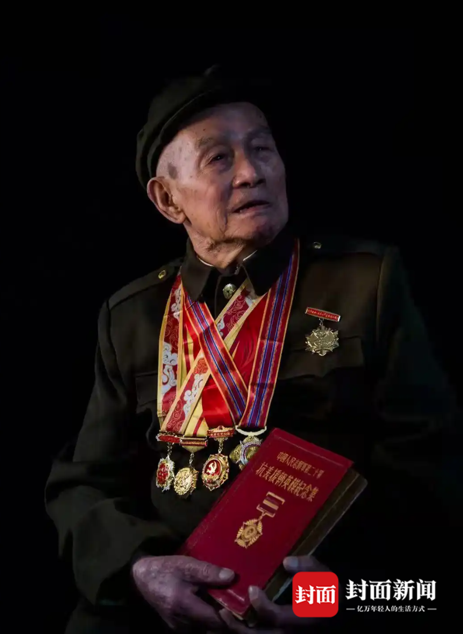 老兵文玉祥百岁寿辰：长津湖两次负伤获四枚纪念章 晚年爱玩平板