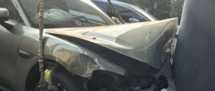 浙江杭州一小米SU7行驶途中，被一辆突然变道的面包车“挤”进绿化带后撞上桥墩，车头损毁严重