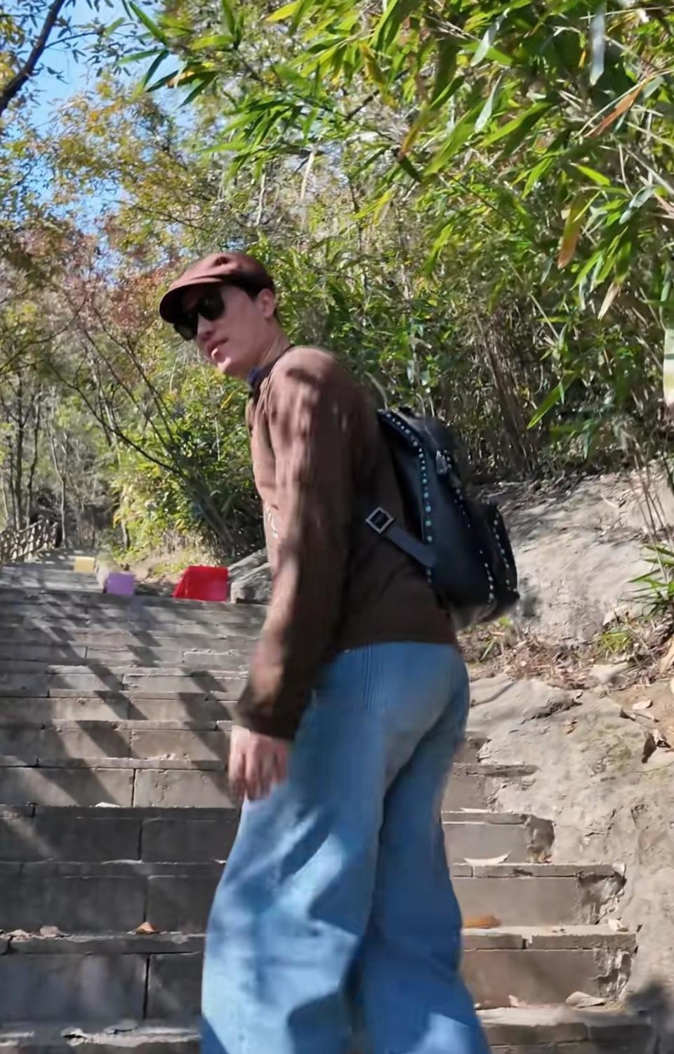 42岁飞人刘翔近况曝光！一身运动休闲打扮像小伙子，爬山大喘气体力下降