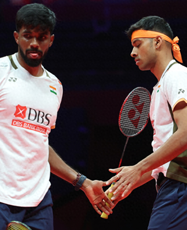 2025世界羽联总决赛小组赛次日：李诗沣带伤迎战奈良冈功大，石宇奇对阵周天成争夺出线关键战