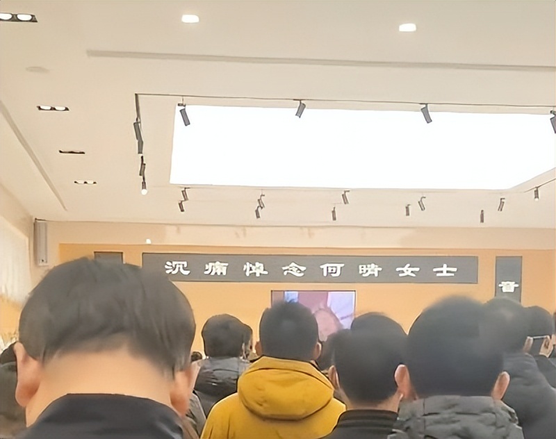 何晴告别仪式结束，廖京生现身不见许亚军，入殓师发文指责狗仔