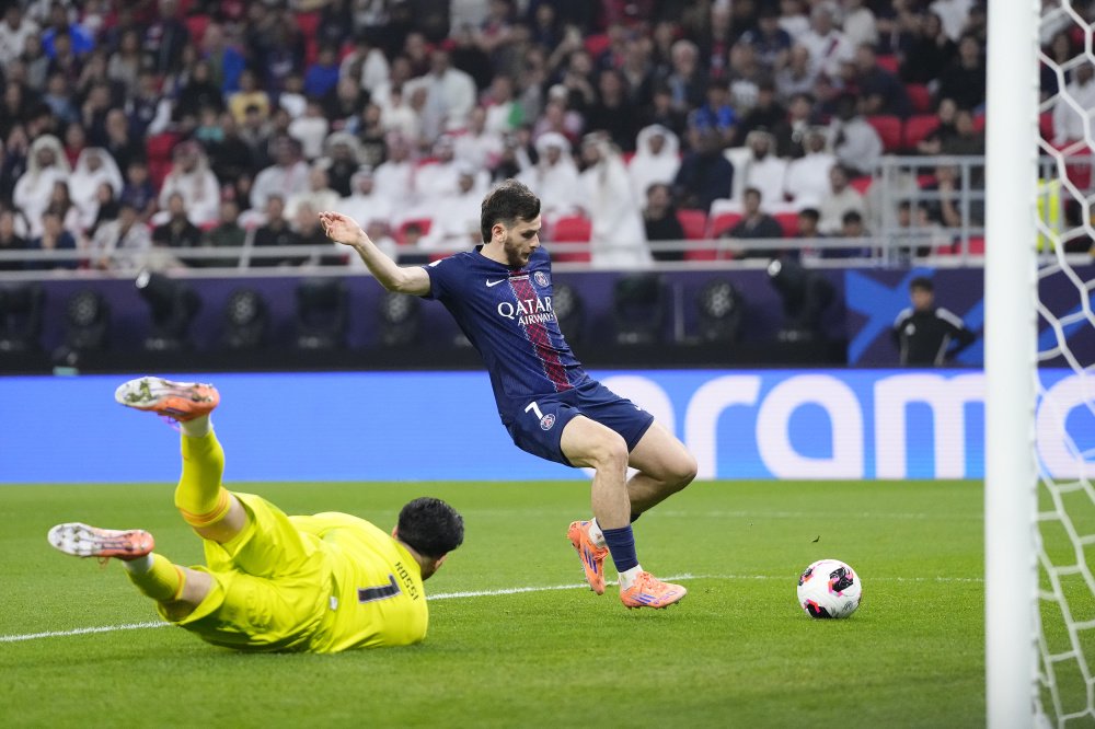 灾难发挥！弗拉门戈门将底线救球险丢球+扑救脱手致丢球