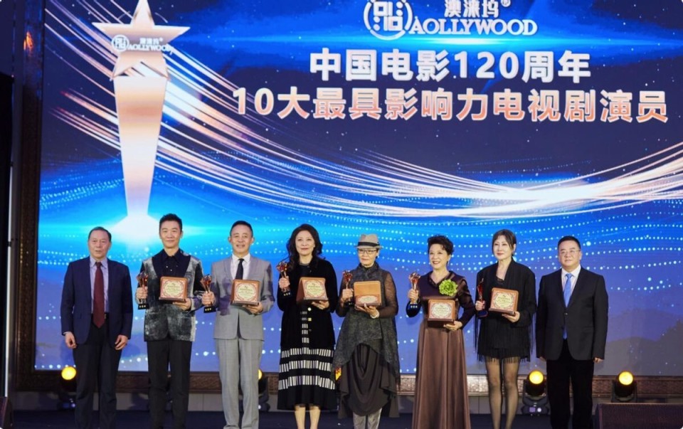 金扬花奖这一晚，当张凯丽和陶慧敏同框，才知道中老年人不扮嫩也可以很优雅