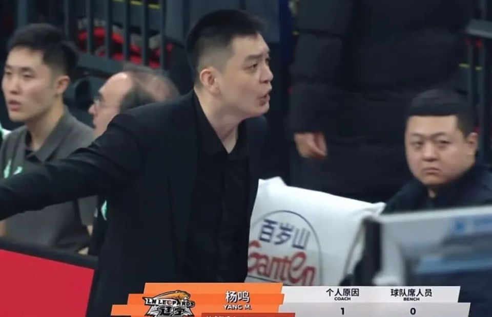 杨鸣被驱逐冤不冤？慢动作显示清楚：有些无理取闹，还扒拉裁判！