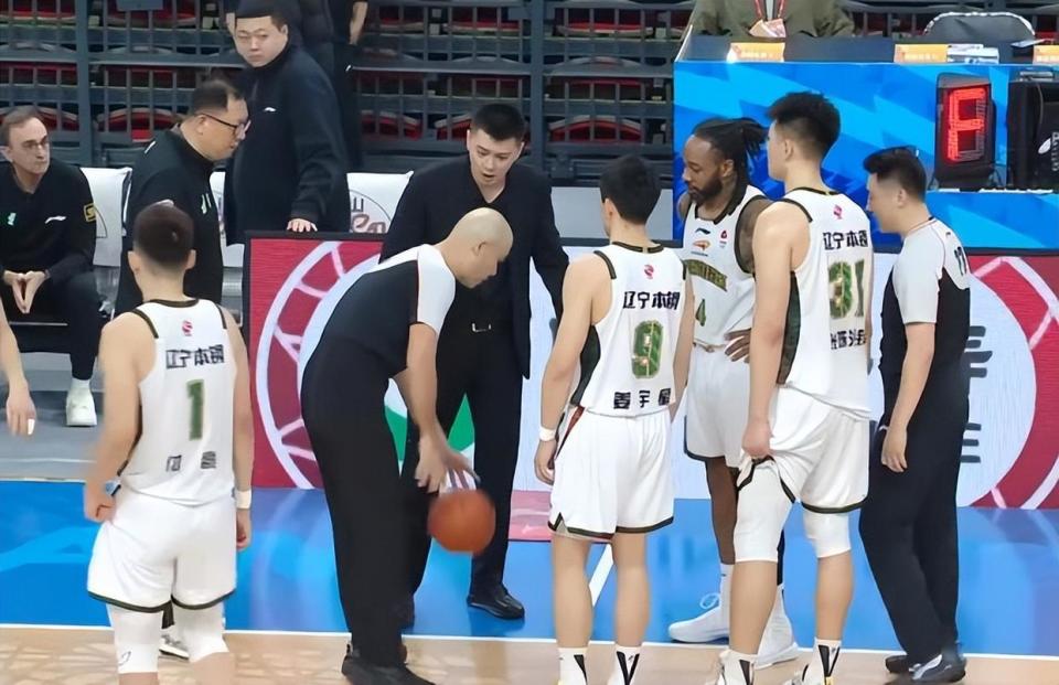 三T+1犯规被罚6球，媒体直呼看不懂，杨鸣：沉默只能换来得寸进尺