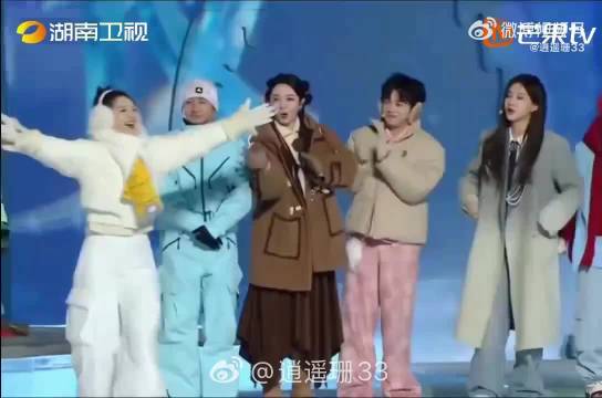 笑不活了！全副武装上冰场，还没热身先热出汗，咱就是说娜姐也太可爱了吧！