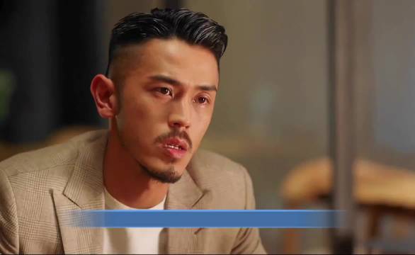 其他桌的客人都停下了用餐，用十分讶异的目光盯着王漫妮看