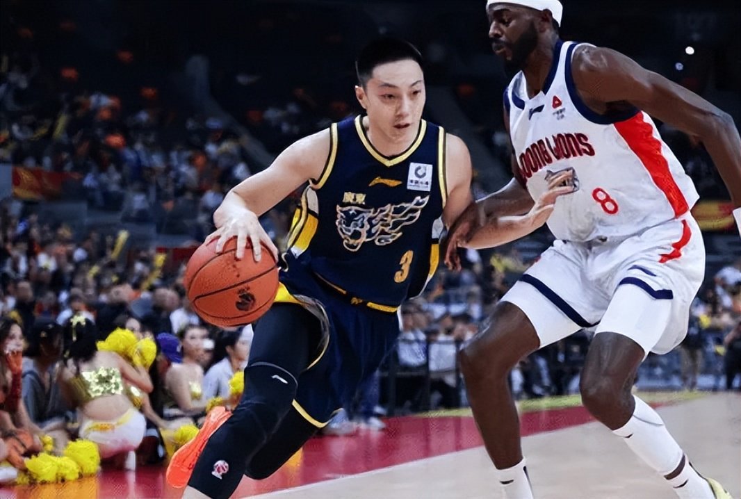 胡明轩持续低迷背后，周鹏揭示的膝盖伤势将如何影响广东男篮轮换与季后赛前景？