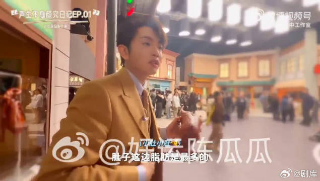 颜人中携一块腹肌男团出道，搞笑接地气引关注