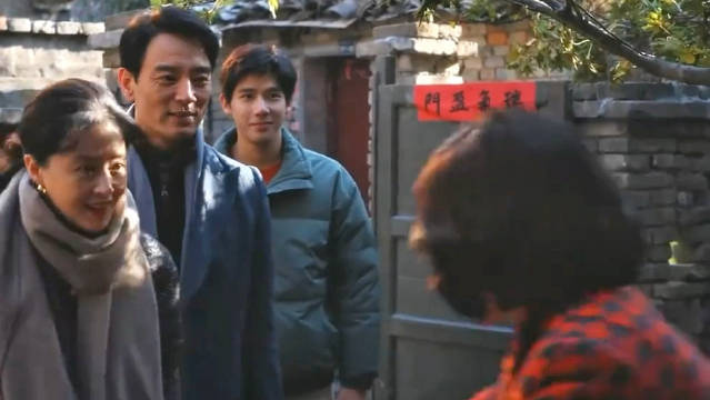 栋哲父母登门提亲，关晓彤王安宇新剧《小巷人家》上演家庭戏码