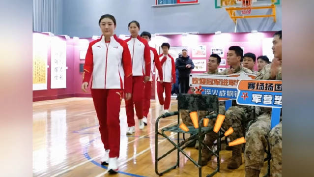 奥运全运冠军为官兵颁奖传递体育精神