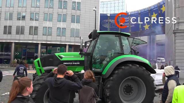 欧盟500辆拖拉机万人抗议南美自贸协定