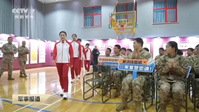 奥运冠军陈梦进军营指导官兵乒乓球技术